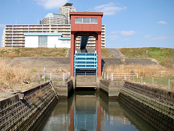 芝川終点・元郷排水ポンプ場の水門