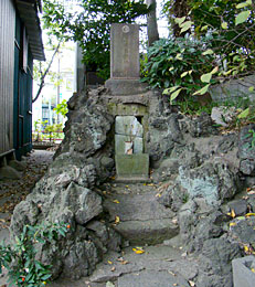 高橋源太郎休山の墓